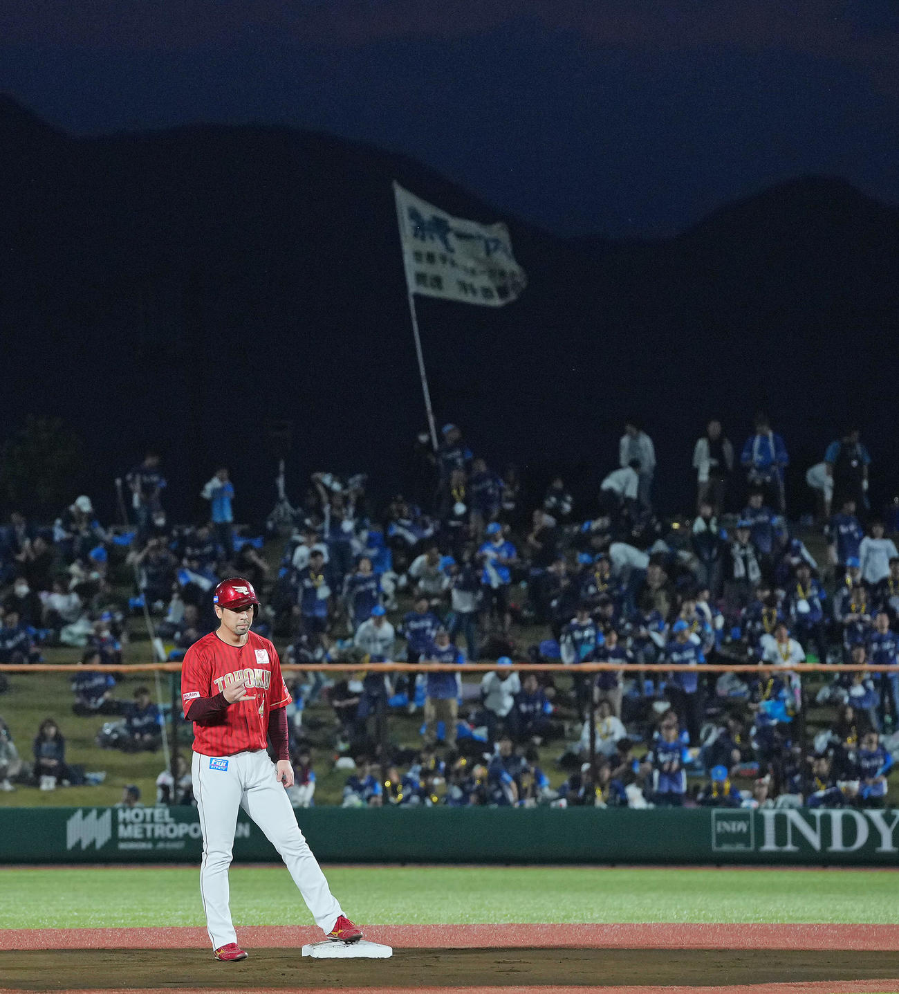 楽天対西武　4回裏楽天2死一塁、島内が四球で二塁に進塁しポーズを決める阿部（撮影・垰建太）