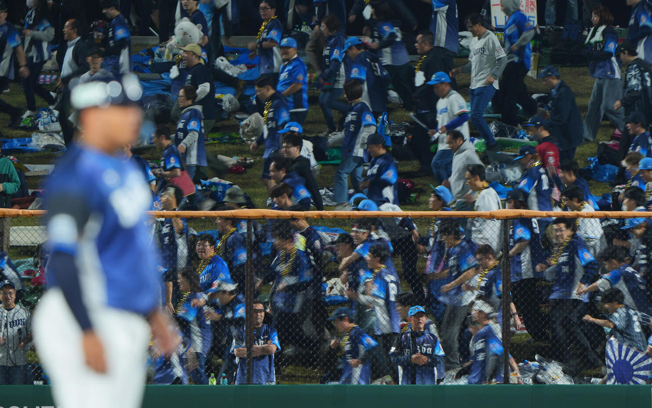 楽天対西武　6回表西武2死一塁、レアンドロ・セデーニョの打球が相手守備のミスを誘いチャンスを広げ右翼スタンドを右へ左へ動きチャンステーマを歌うファン（撮影・垰建太）