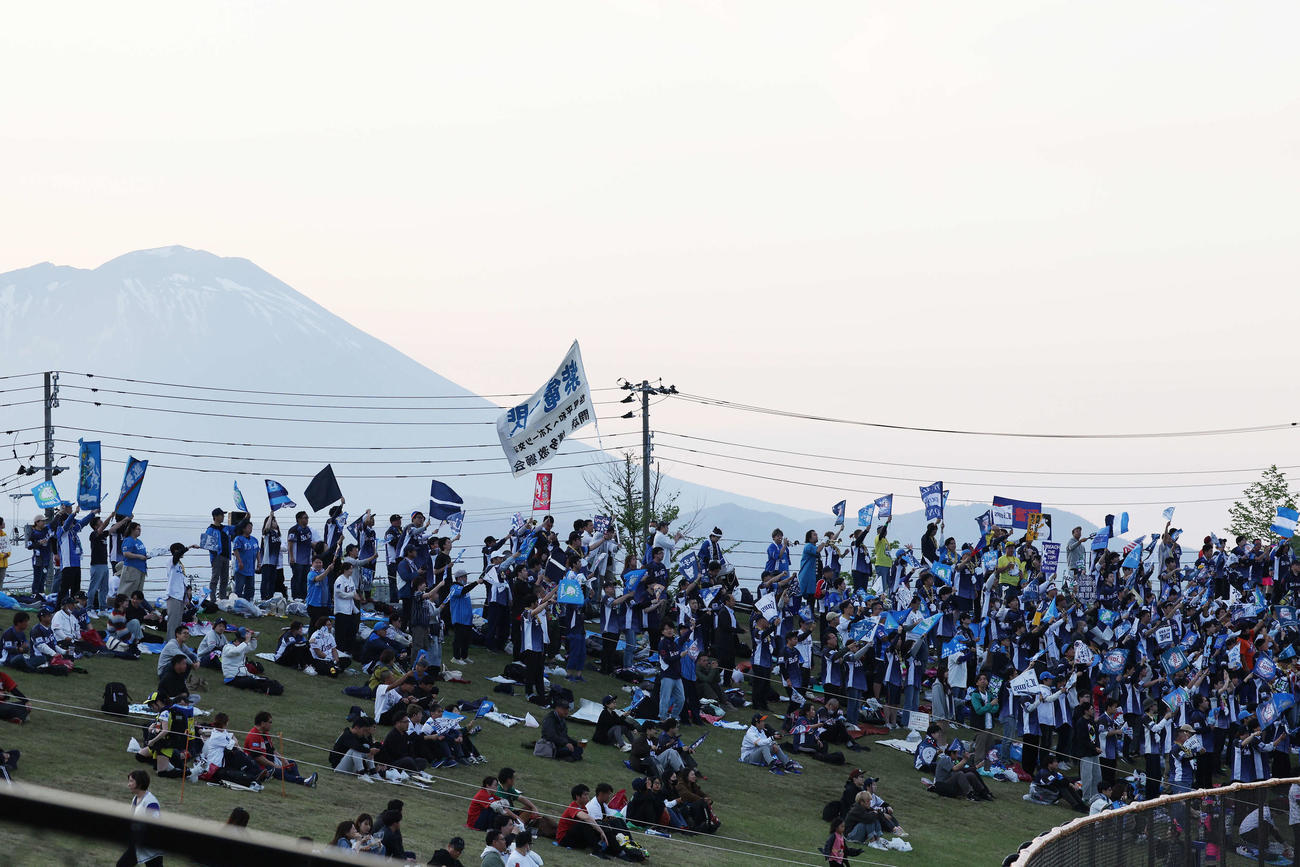 楽天対西武　応援する西武ファン（撮影・宮地輝）