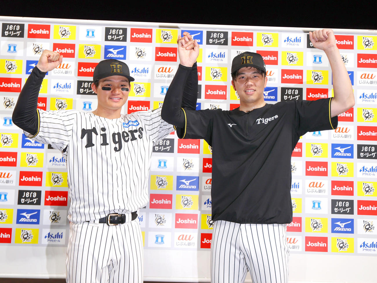 阪神対巨人　巨人に勝利し、お立ち台で笑顔を見せるヒーローの森下（左）と才木（撮影・上山淳一）