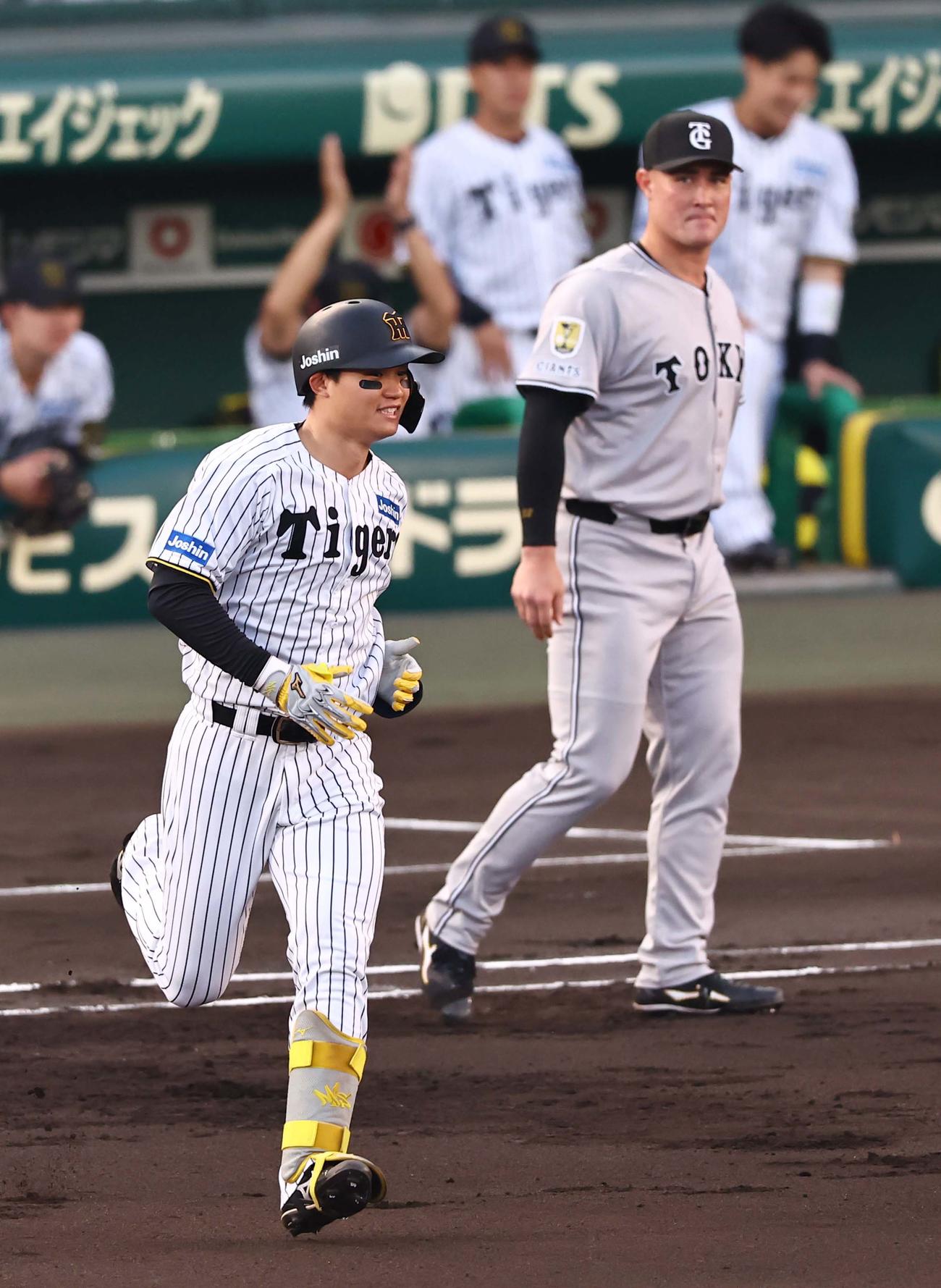阪神対巨人　1回裏阪神1死一塁、森下は先制2点本塁打を放つ。右はリチャード（撮影・上田博志）