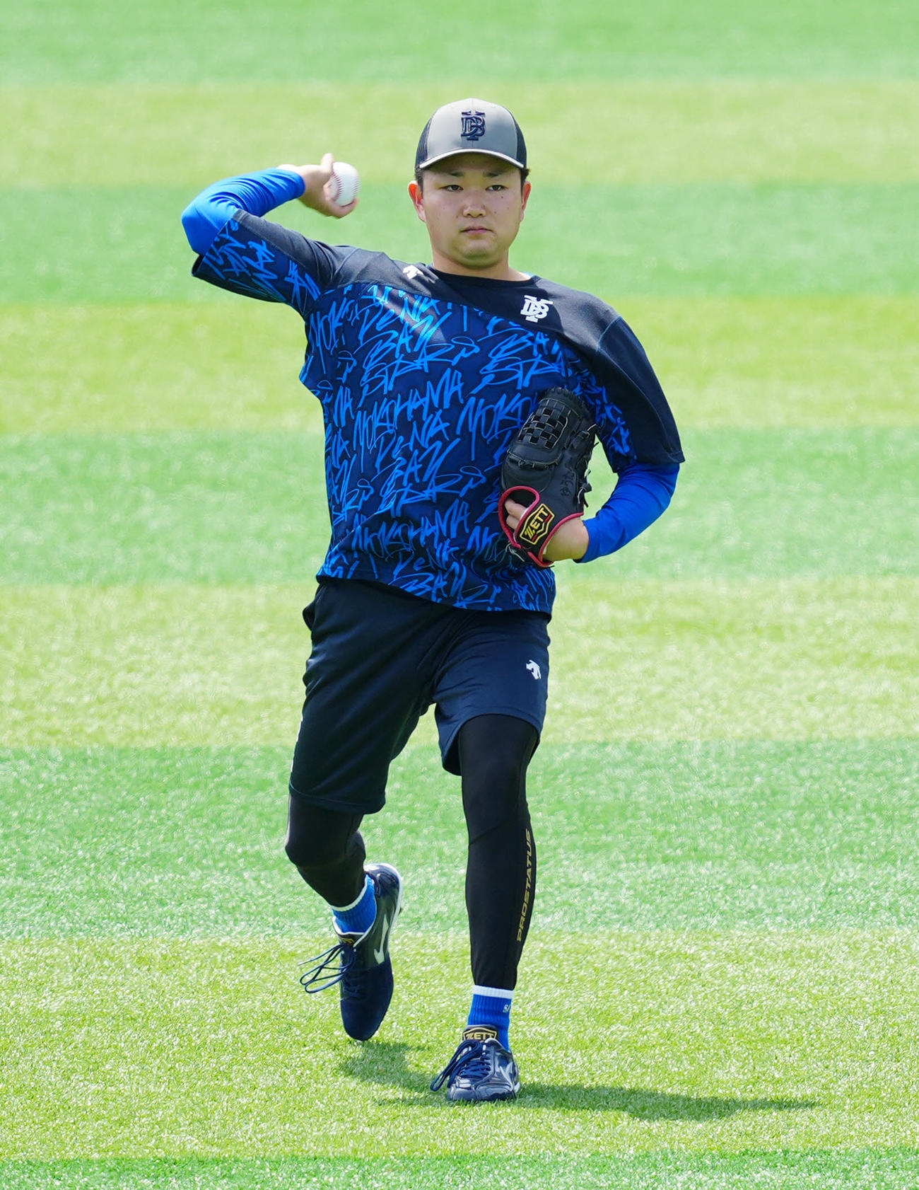 DeNA対中日　試合前練習でキャッチボールするDeNA石田裕（撮影・江口和貴）