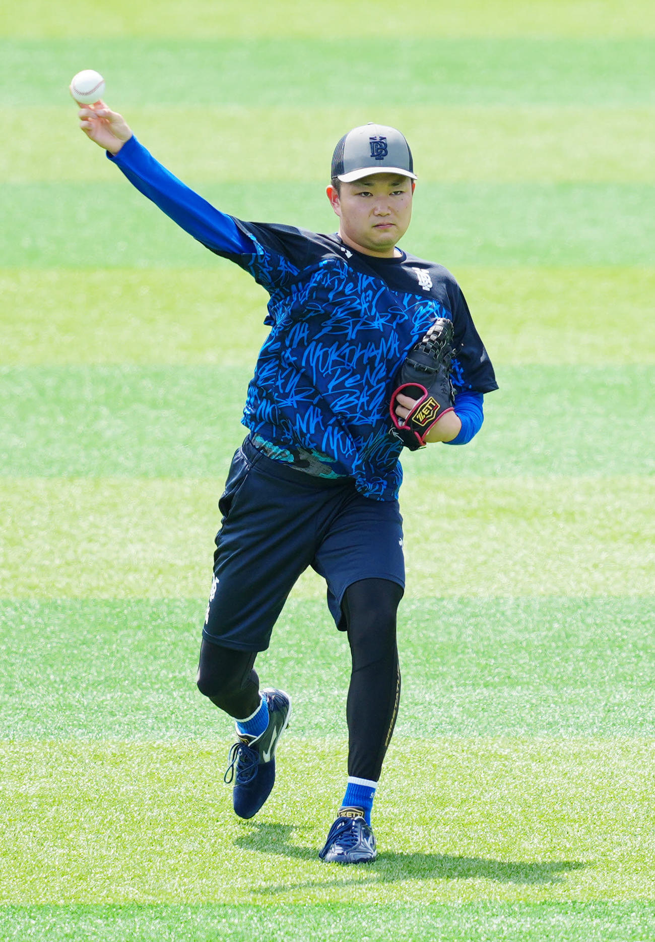 DeNA対中日　試合前練習でキャッチボールするDeNA石田裕（撮影・江口和貴）