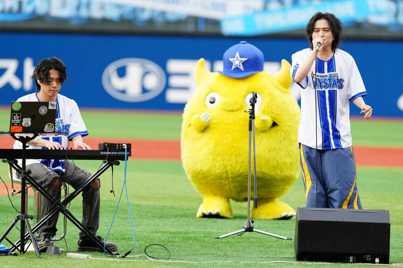 DeNA対中日　試合前、熱唱するロックバンドNovelbrightのボーカル竹中雄大（右）。左は沖聡次郎（撮影・江口和貴）
