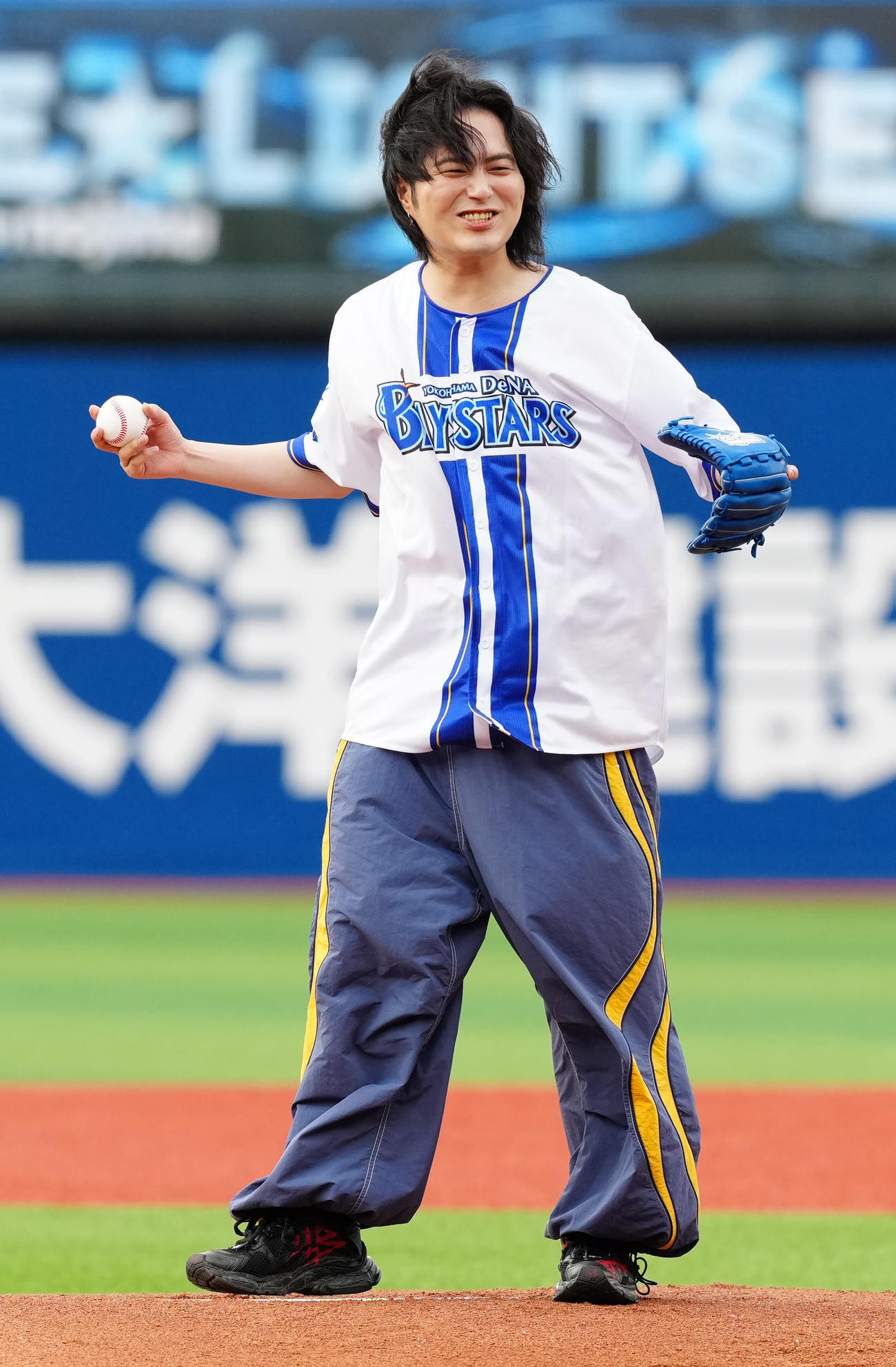 DeNA対中日　試合前、セレモニアルピッチに臨むロックバンドNovelbrightのボーカル竹中雄大（撮影・江口和貴）