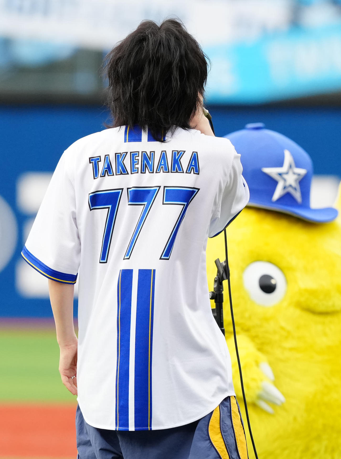 DeNA対中日　試合前、ミニライブに臨むロックバンドNovelbrightの竹中雄大の背番号は「777」（撮影・江口和貴）