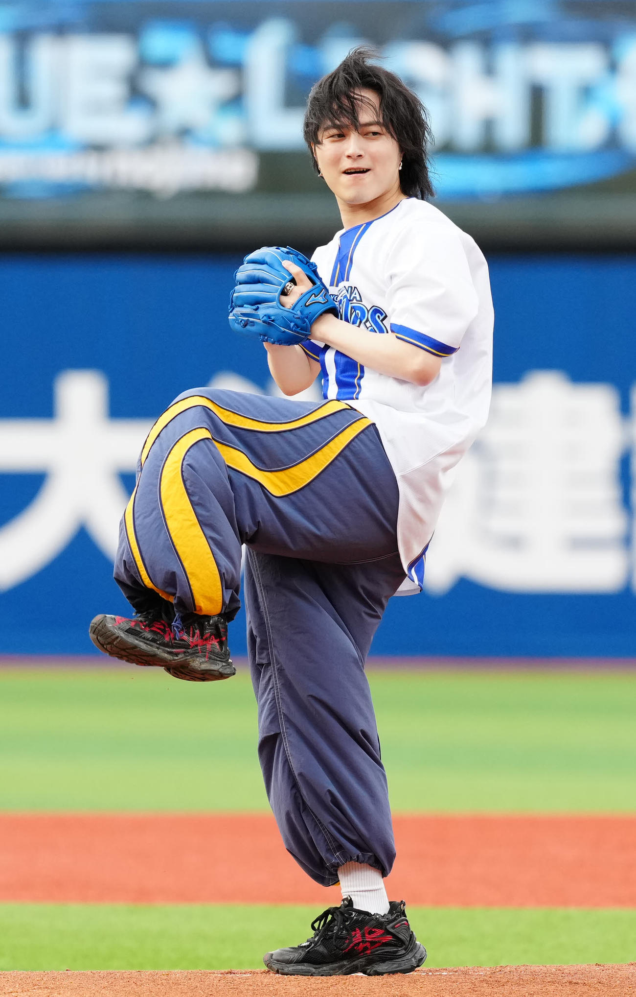 DeNA対中日　試合前、セレモニアルピッチに臨むロックバンドNovelbrightのボーカル竹中雄大（撮影・江口和貴）