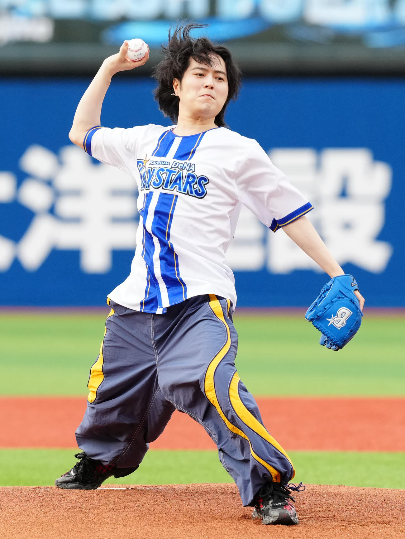 DeNA対中日　試合前、セレモニアルピッチに臨むロックバンドNovelbrightのボーカル竹中雄大（撮影・江口和貴）