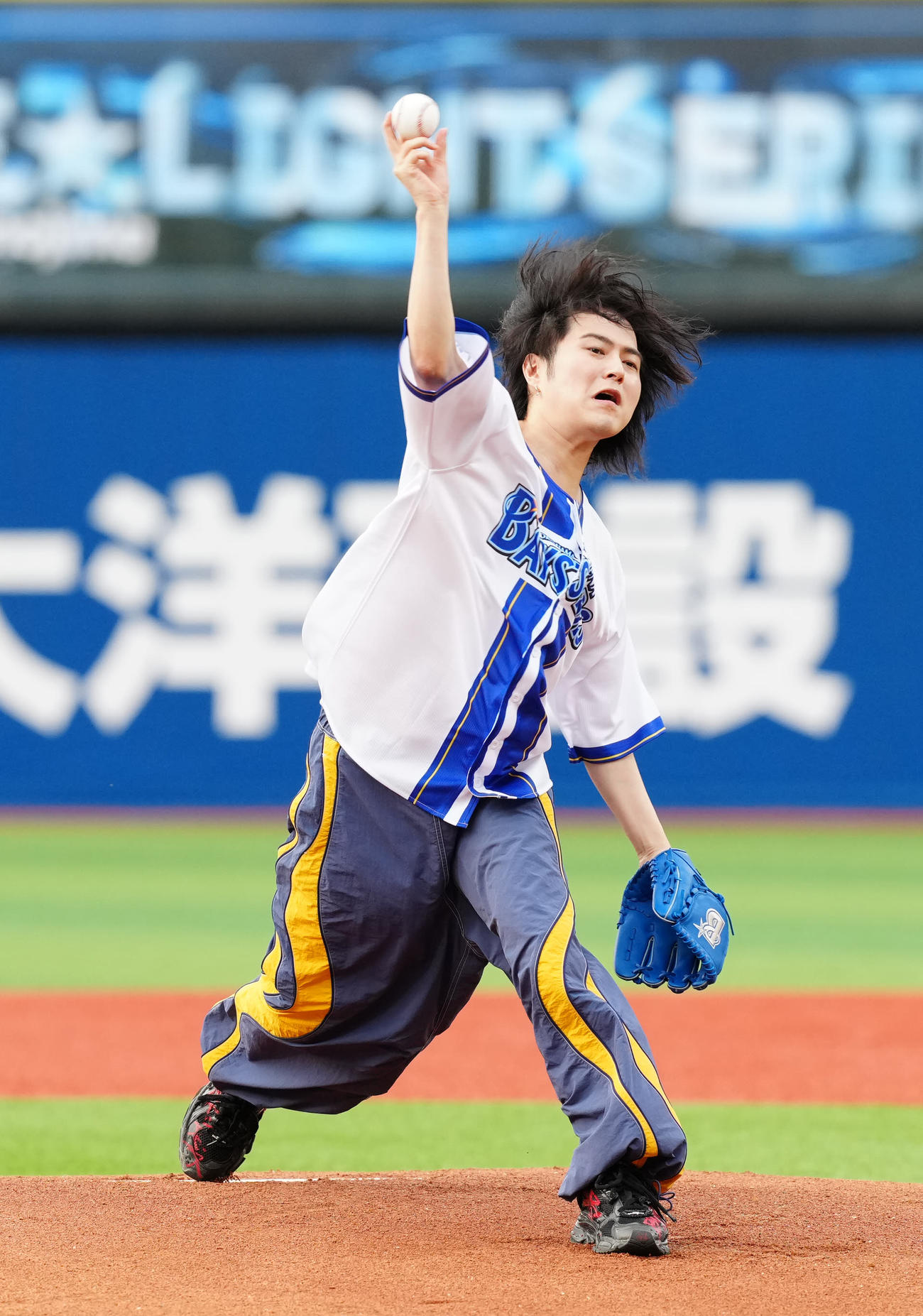 DeNA対中日　試合前、セレモニアルピッチに臨むロックバンドNovelbrightのボーカル竹中雄大（撮影・江口和貴）