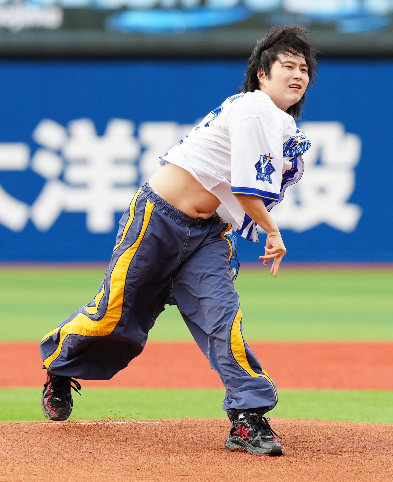 DeNA対中日　試合前、セレモニアルピッチに臨むロックバンドNovelbrightのボーカル竹中雄大（撮影・江口和貴）