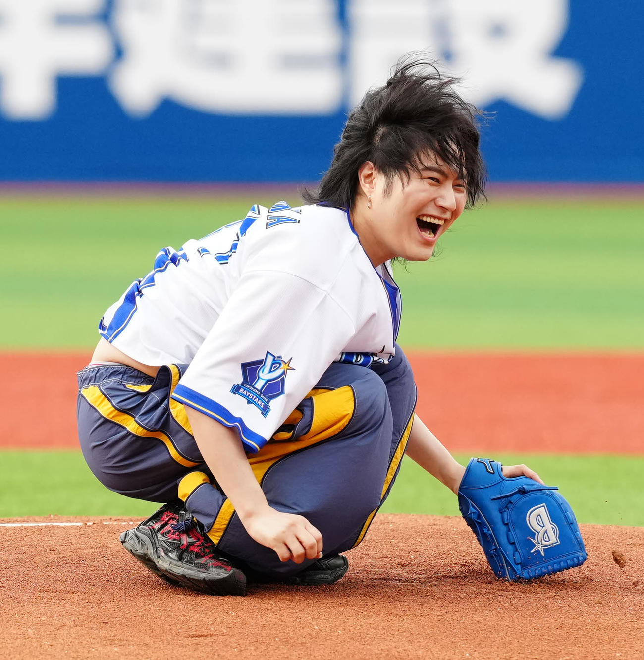 DeNA対中日　試合前、セレモニアルピッチに臨み、しゃがみ込むロックバンドNovelbrightのボーカル竹中雄大（撮影・江口和貴）