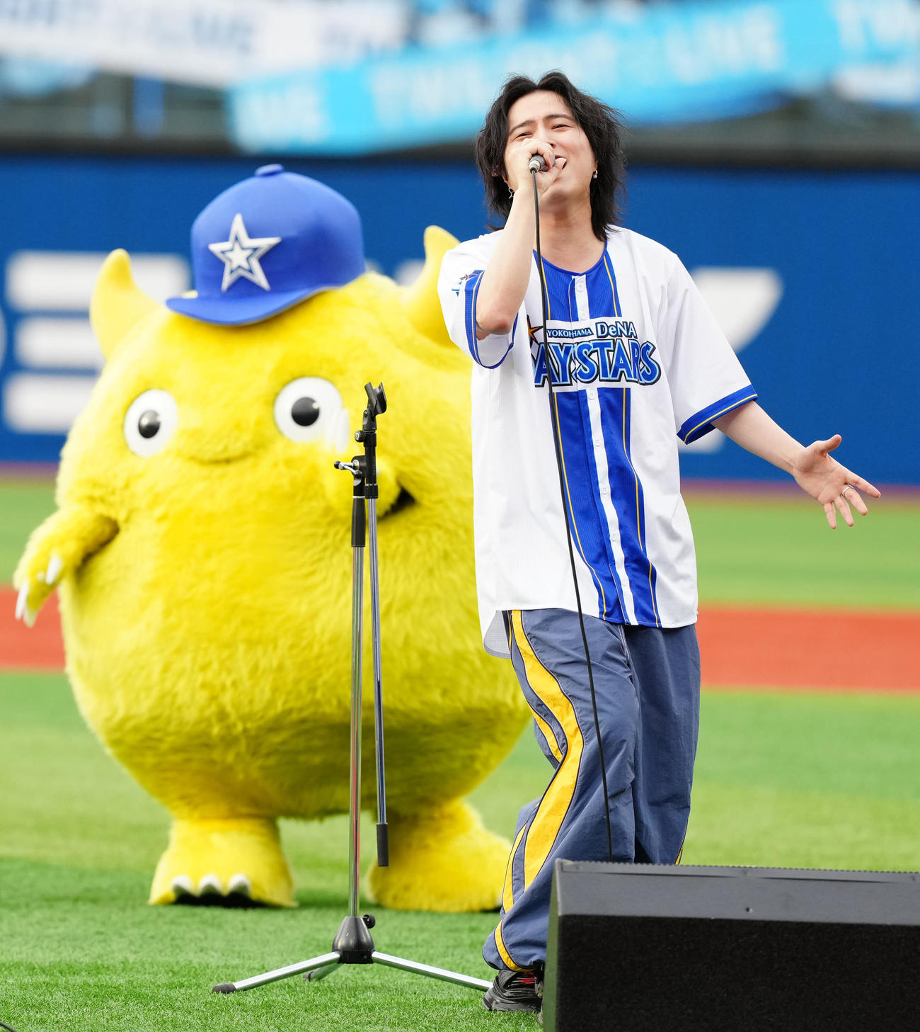 DeNA対中日　試合前、熱唱するロックバンドNovelbrightのボーカル竹中雄大（撮影・江口和貴）