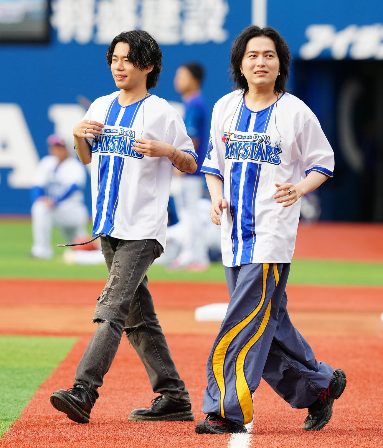 DeNA対中日　試合前、ミニライブに臨むロックバンドNovelbrightの竹中雄大（右）と沖聡次郎（撮影・江口和貴）