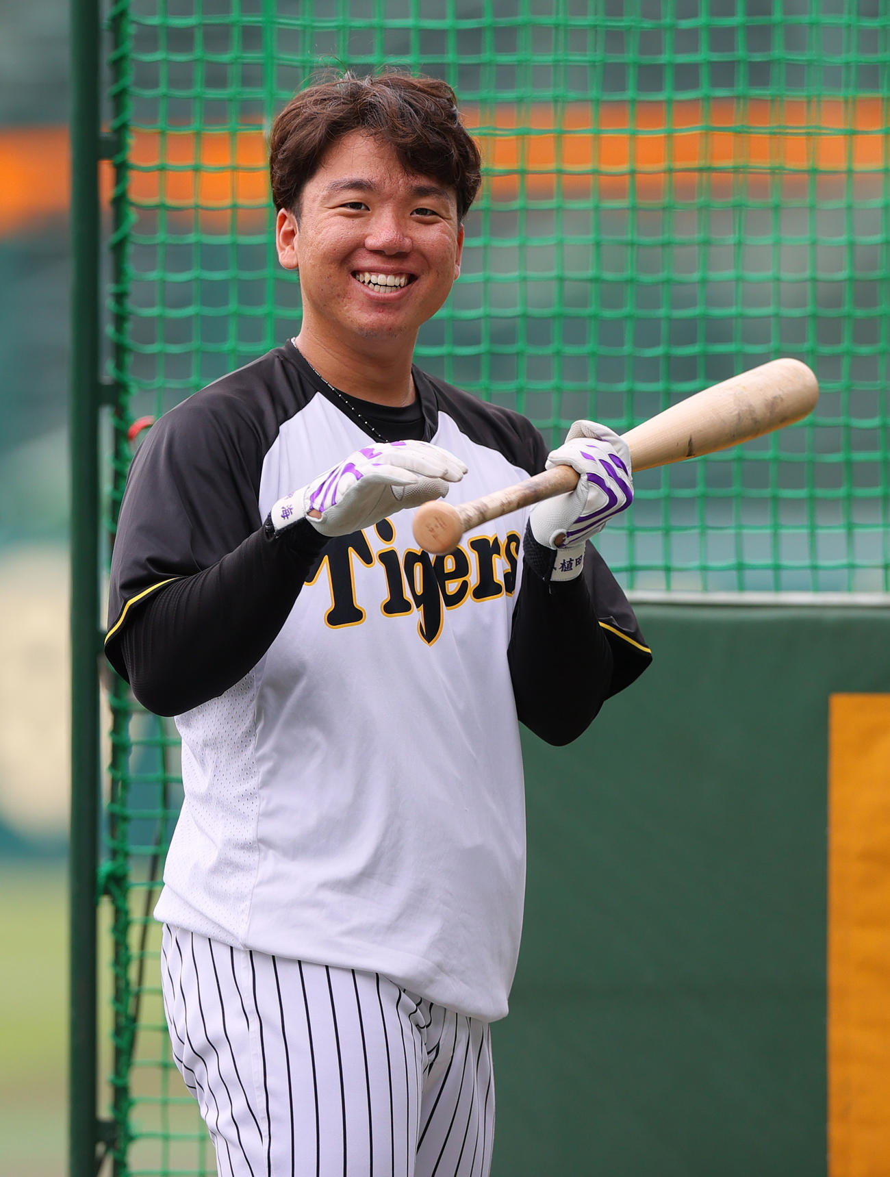 阪神対巨人　バント練習する阪神村上（撮影・上山淳一）