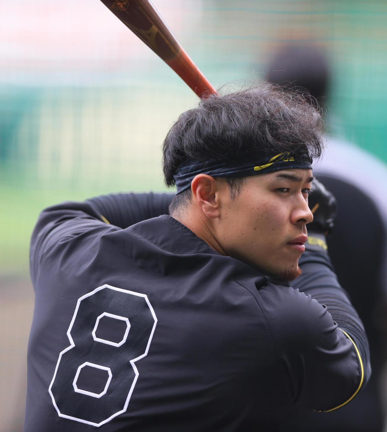 阪神対巨人　試合前の練習でティー打撃する阪神佐藤輝（撮影・上山淳一）