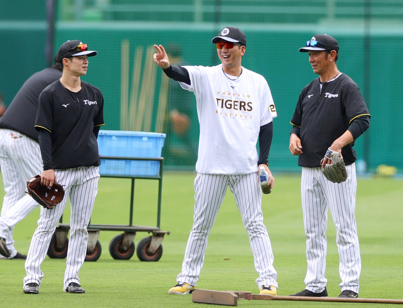 阪神対巨人　試合前、阪神藤川監督（中央）は笑顔で中野らと話す。右は田中内野守備走塁コーチ（撮影・上山淳一）