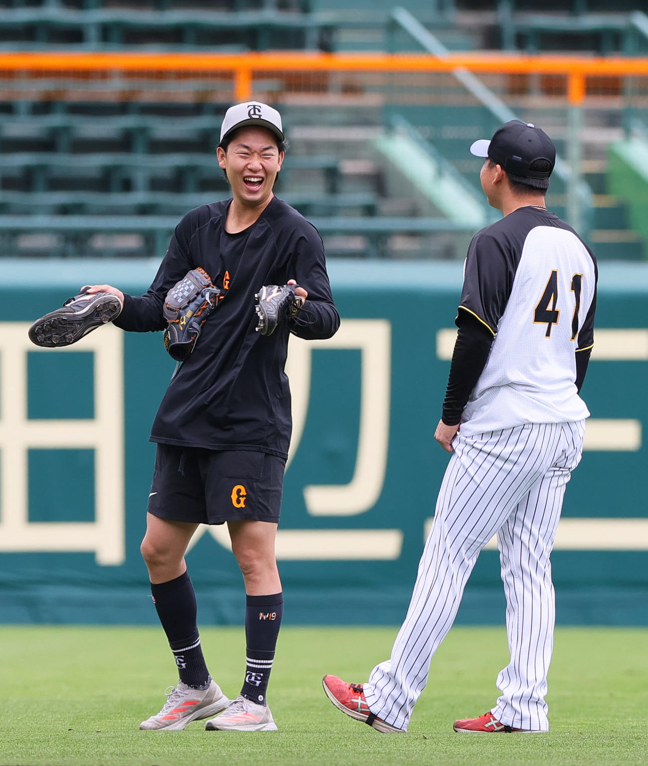 阪神対巨人　試合前、阪神村上（右）と笑顔で話す巨人山崎伊（撮影・上山淳一）