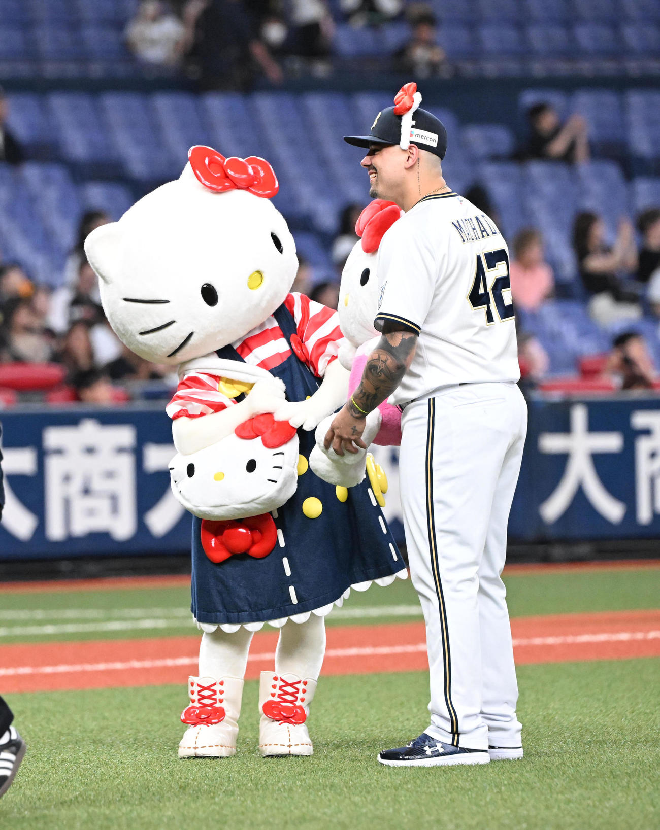 オリックス対ロッテ　ハローキティから特別ギフトを贈呈されたオリックス・マチャド（撮影・和賀正仁）