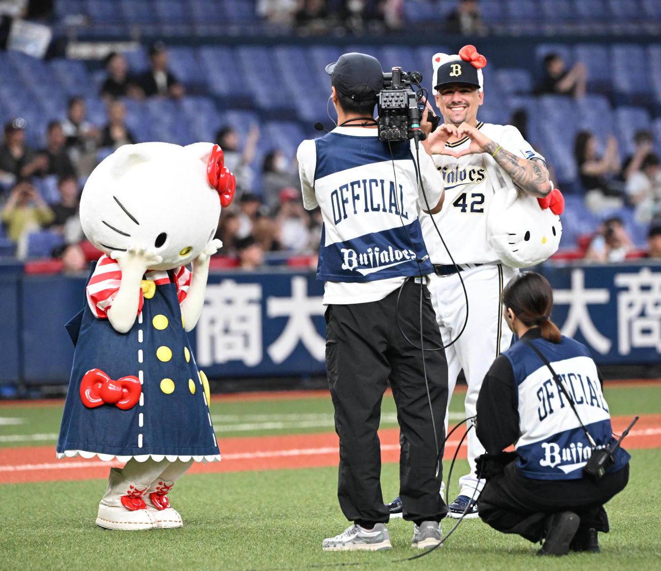 オリックス対ロッテ　ハローキティから特別ギフトを贈呈されたオリックス・マチャド（撮影・和賀正仁）