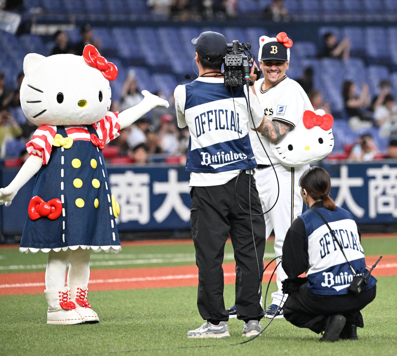 オリックス対ロッテ　ハローキティから特別ギフトを贈呈されたオリックス・マチャド（撮影・和賀正仁）
