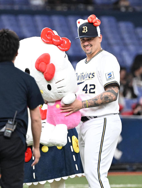 オリックス】ハローキティに胸がキュン かわゆい贈呈式 - プロ野球