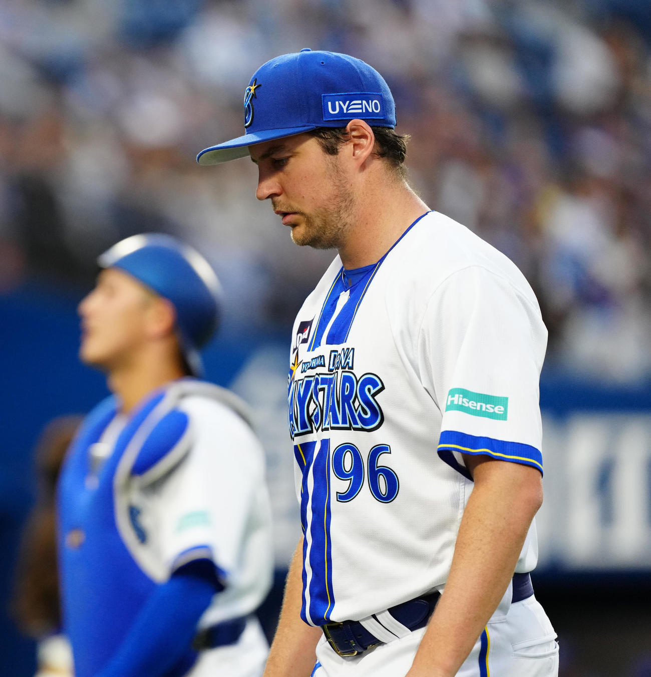 DeNA対中日　3回表終了後、厳しい表情でベンチに引き揚げるDeNA先発のバウアー（撮影・江口和貴）