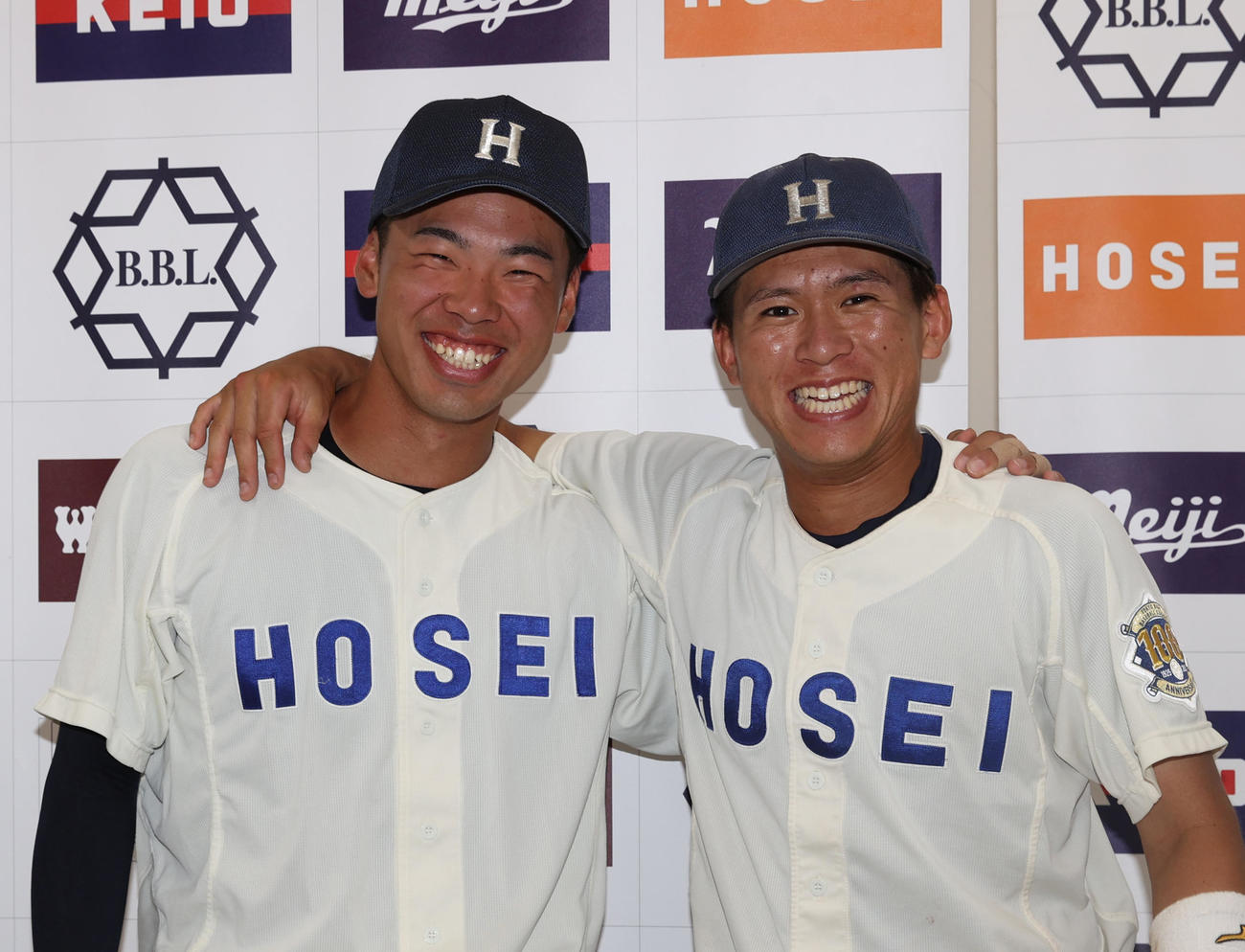 慶大対法大　大活躍した法大・藤森康淳（右）と境亮陽の1、2番コンビ（撮影・柴田隆二）