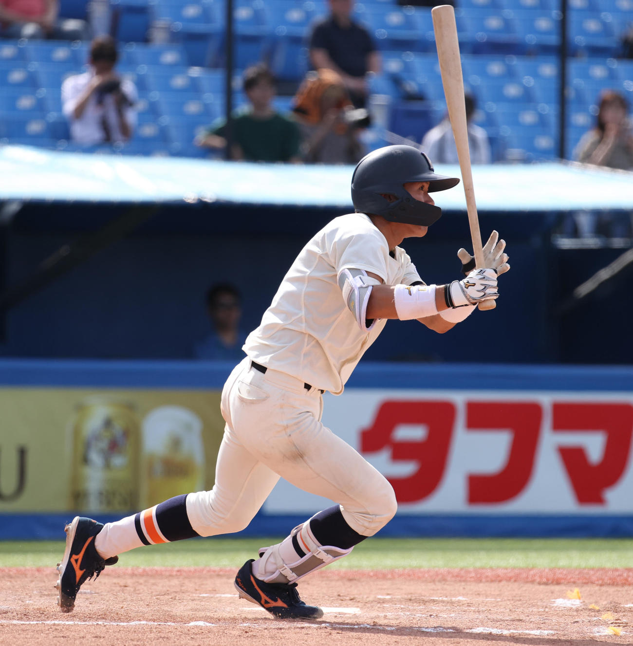 慶大対法大　6回裏法大2死満塁、藤森康は右越えに走者一掃の三塁打を放つ（撮影・柴田隆二）