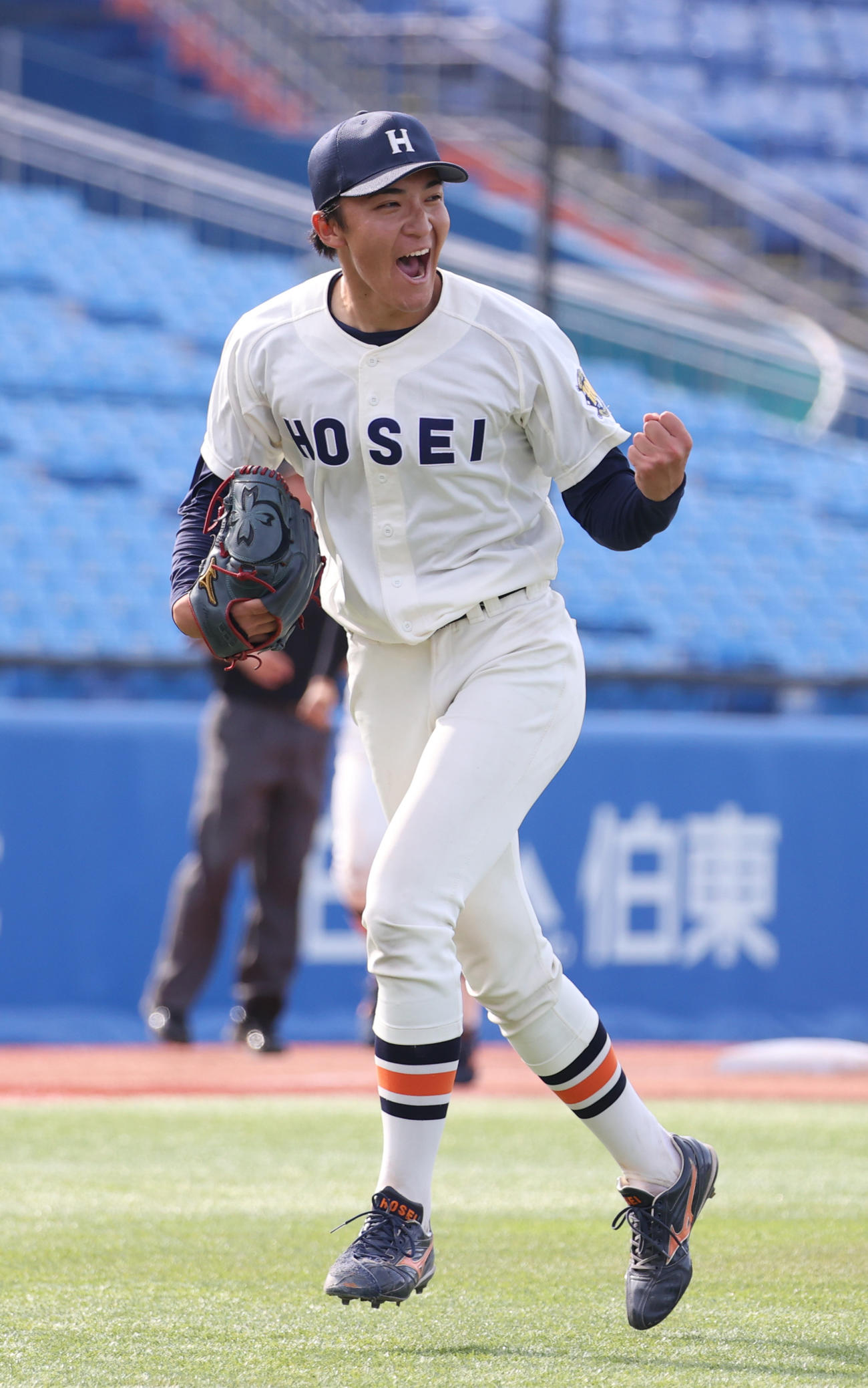 慶大対法大　勝利しガッツポーズする法大・赤間（撮影・柴田隆二）