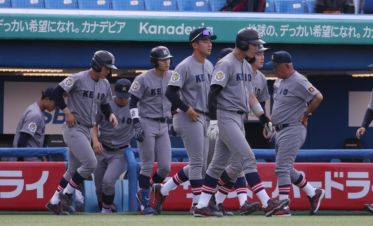 慶大対法大　敗れた慶大ナインはがっくり（撮影・柴田隆二）