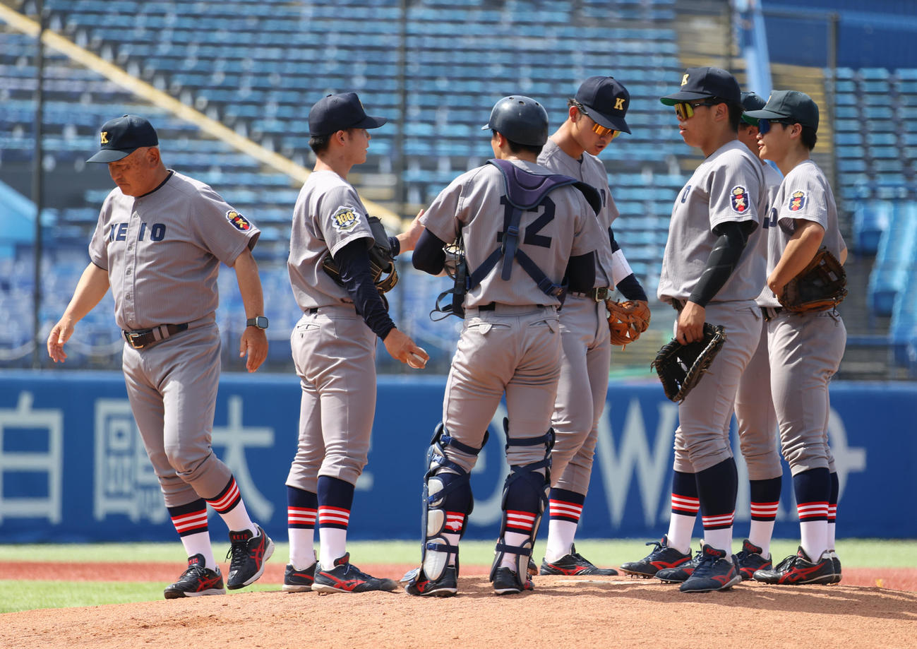 慶大対法大　5回のピンチに集まる慶大ナイン、左端は慶大・堀井監督（撮影・柴田隆二）