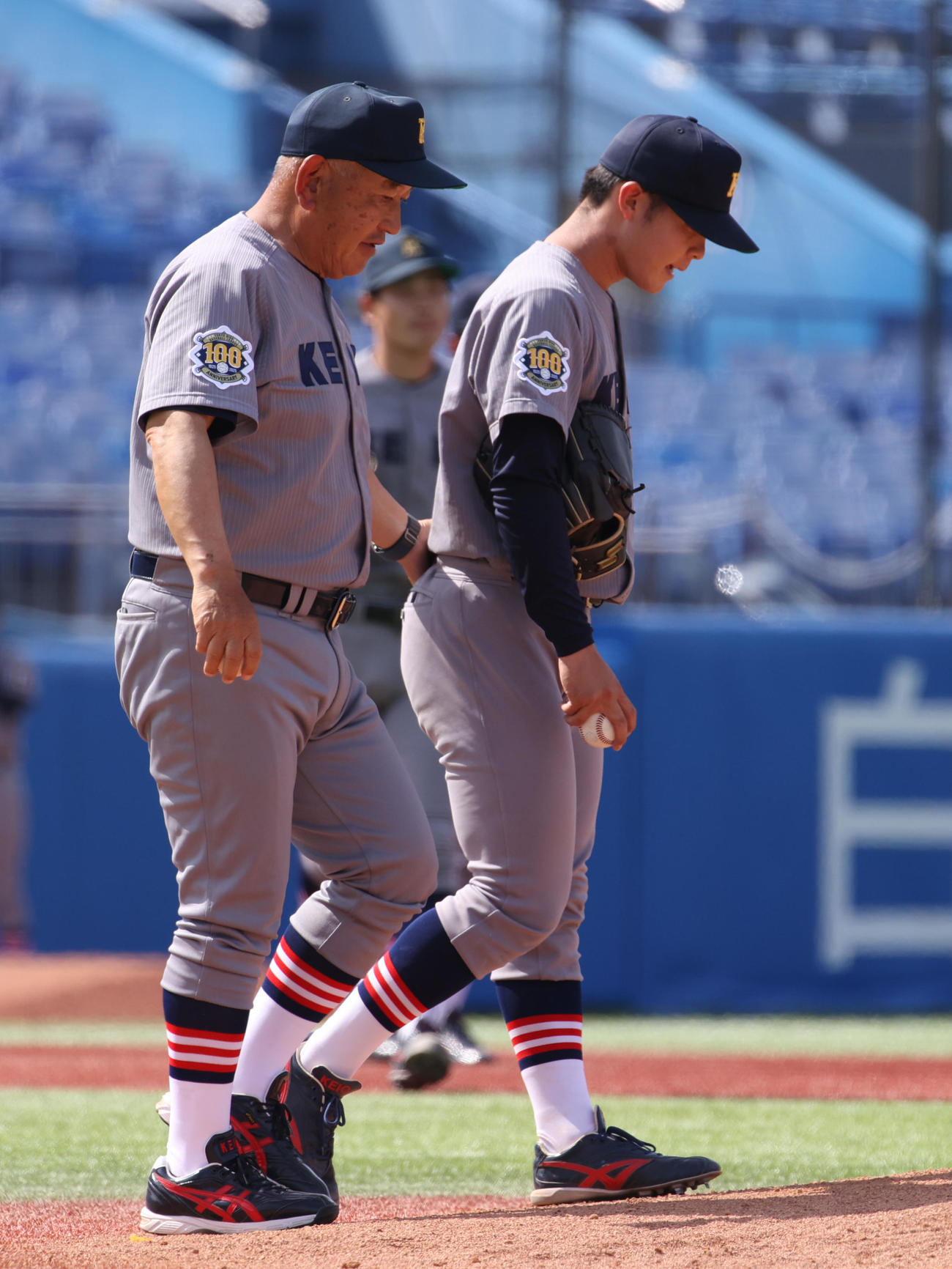 慶大対法大　5回途中で降板する慶大・外丸（右）、堀井監督（撮影・柴田隆二）