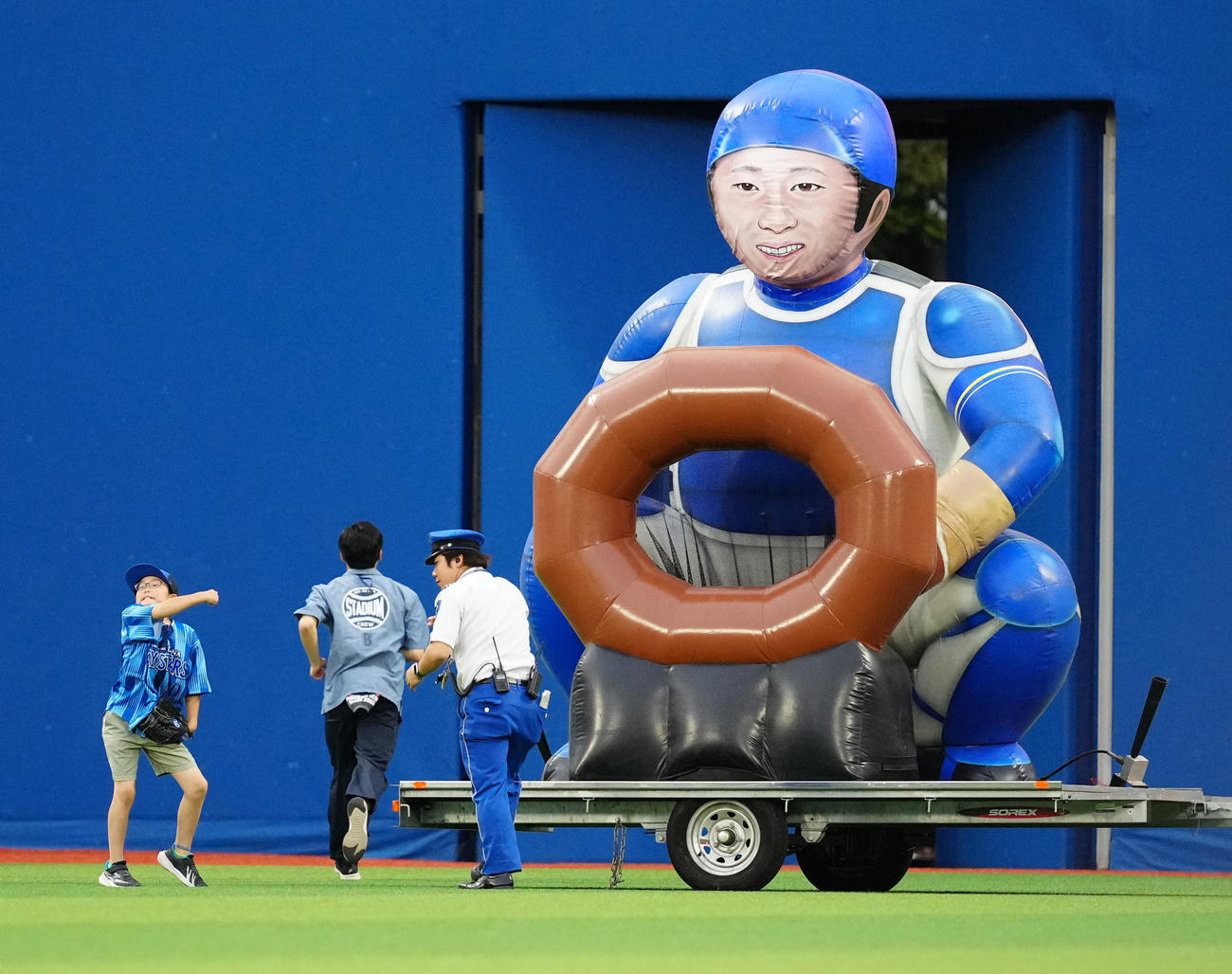 DeNA対中日　2回裏終了後のイベントで登場した「しおんくん」（撮影・江口和貴）