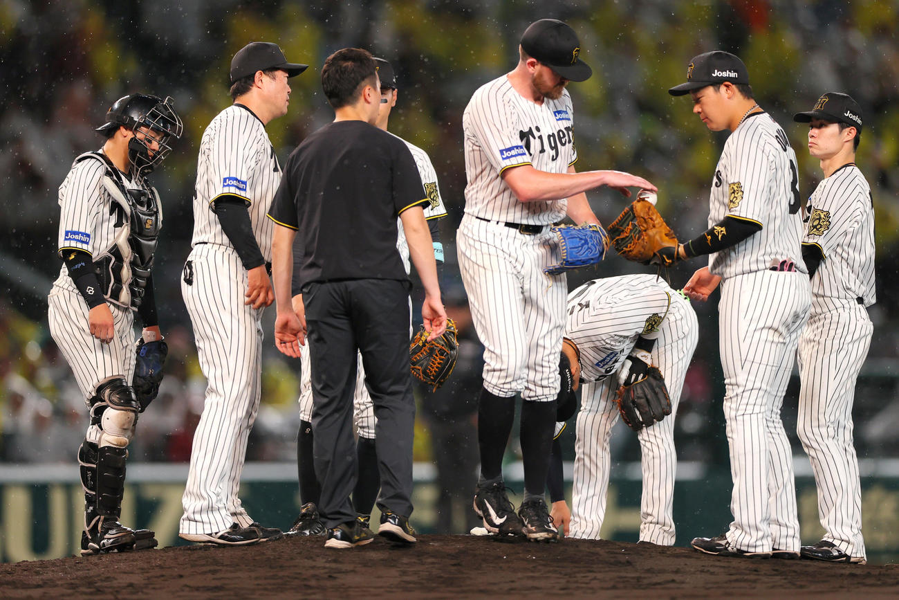 阪神対巨人　4回表巨人無死一、二塁、ビーズリー（右から4人目）は浅野に左適時二塁打を浴び降板する（撮影・上山淳一）