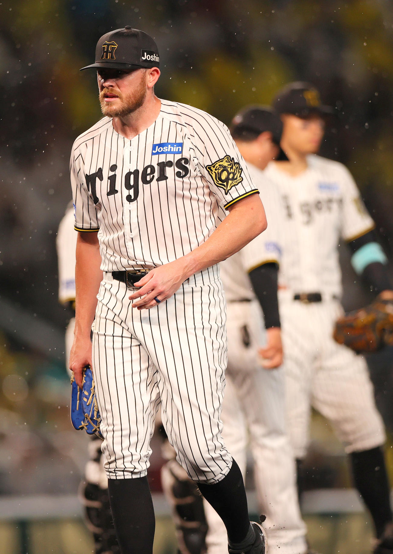 阪神対巨人　4回表巨人無死一、二塁、ビーズリーは浅野に左適時二塁打を浴び降板する（撮影・上山淳一）