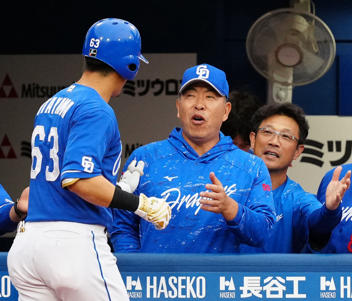DeNA対中日　2回表中日1死、先制ソロ本塁打を放った板山（左）を迎える井上監督（中央）（撮影・江口和貴）