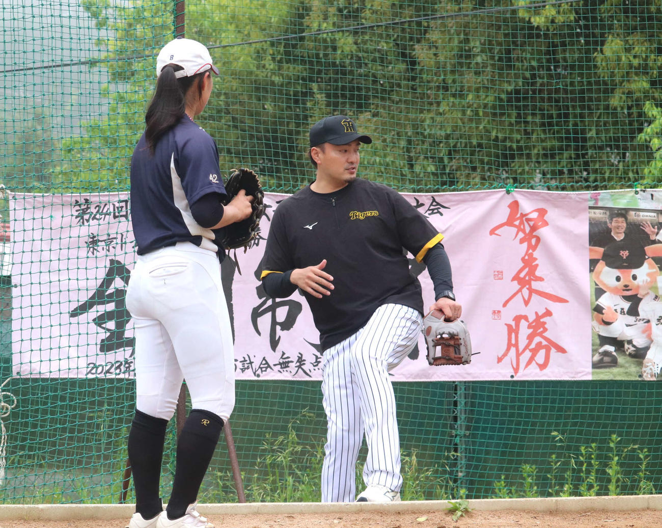 神戸弘陵女子野球部に技術指導をする、阪神・秋山拓巳ベースボールアンバサダー（撮影・中島麗）