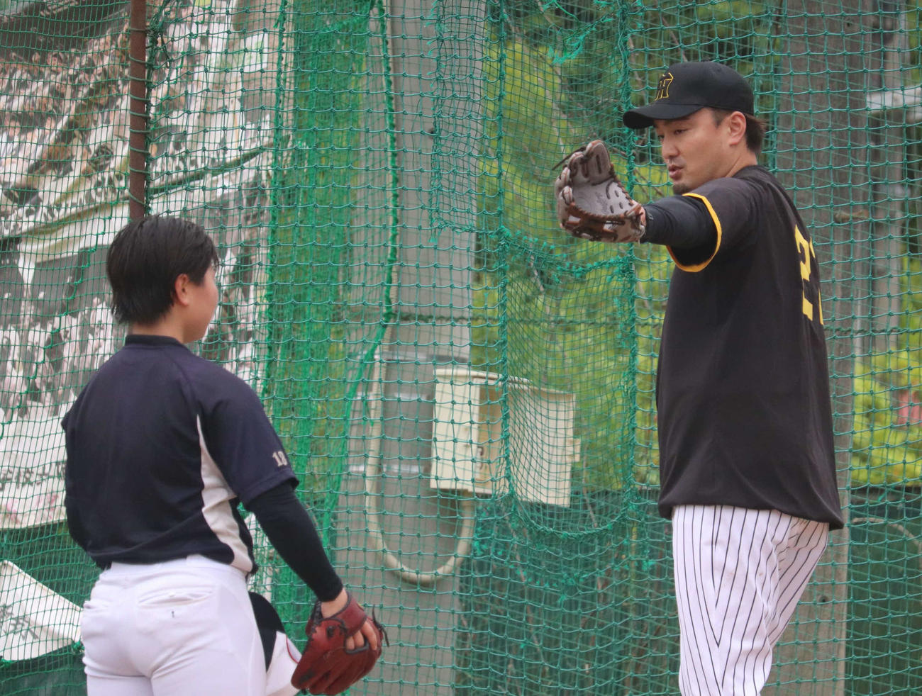 神戸弘陵女子野球部に技術指導をする、阪神・秋山拓巳ベースボールアンバサダー（撮影・中島麗）