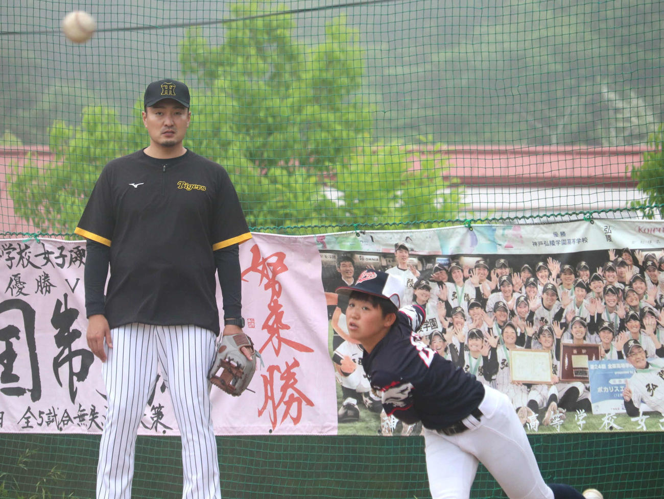 神戸弘陵女子野球部に技術指導をする、阪神・秋山拓巳ベースボールアンバサダー（撮影・中島麗）