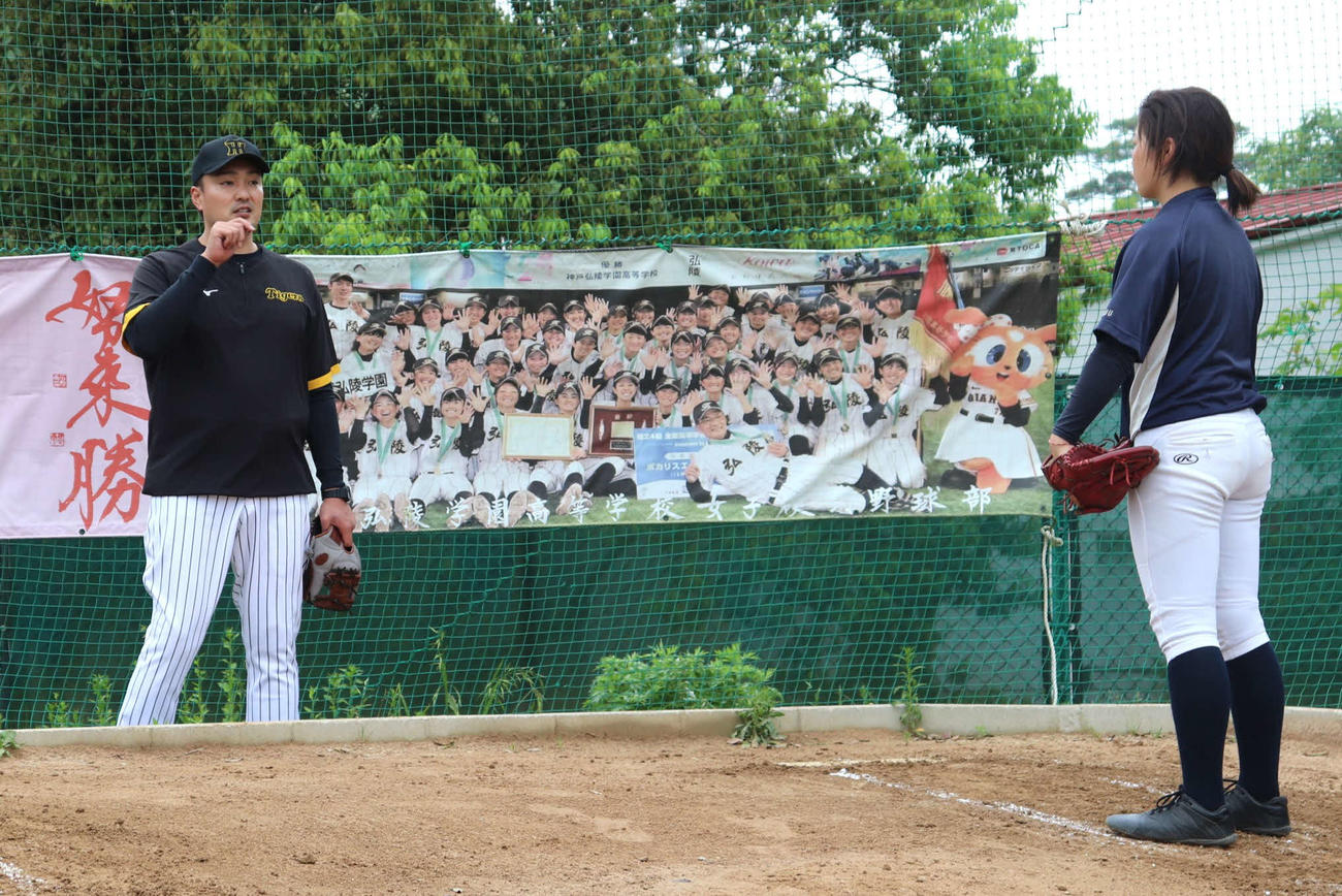 神戸弘陵女子野球部に技術指導をする、阪神・秋山拓巳ベースボールアンバサダー（撮影・中島麗）