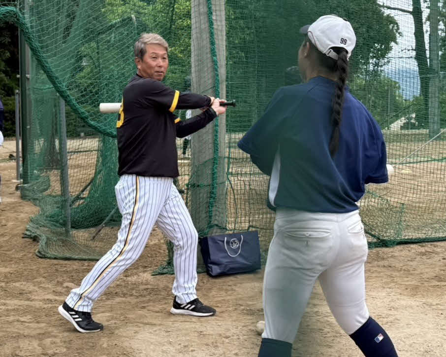 神戸弘陵女子野球部に技術指導をする、阪神の水口栄二元コーチ