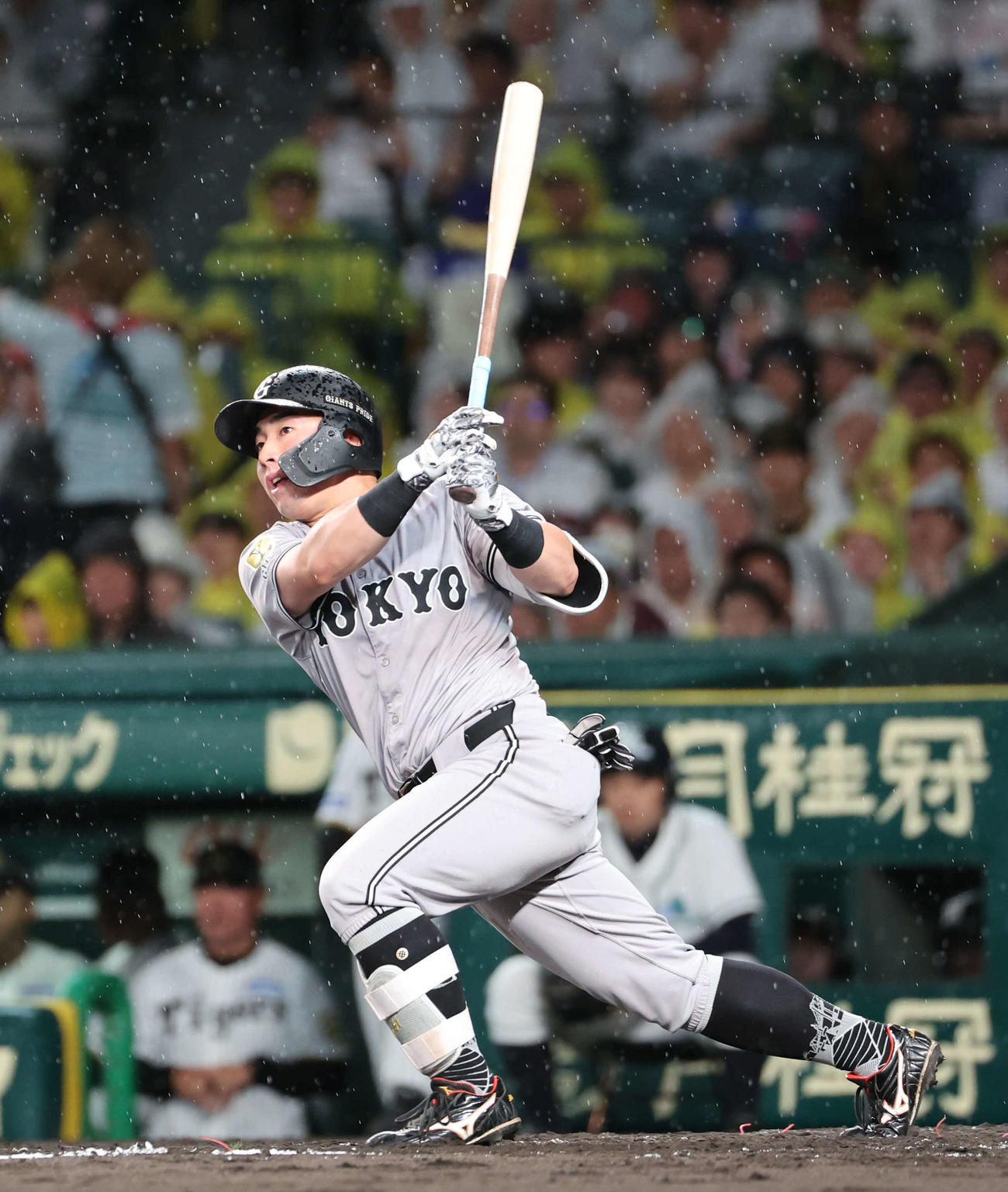 阪神対巨人　4回表巨人無死一、二塁、浅野は左翼へ適時二塁打を放つ（撮影・西尾就之）