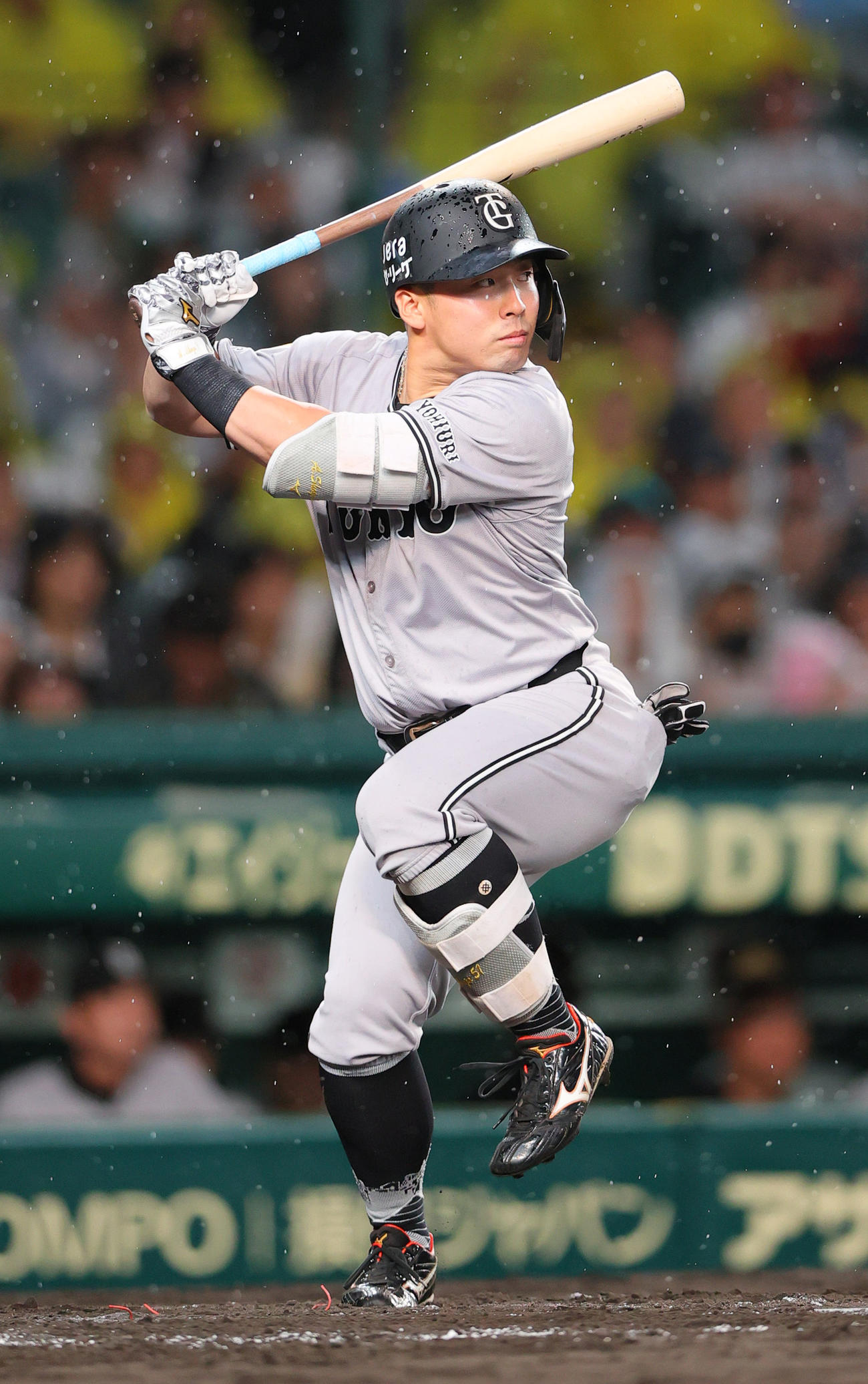 阪神対巨人　4回表巨人無死一、二塁、試合前に阪神森下からもらったバットで打席に立つ浅野（撮影・上山淳一）