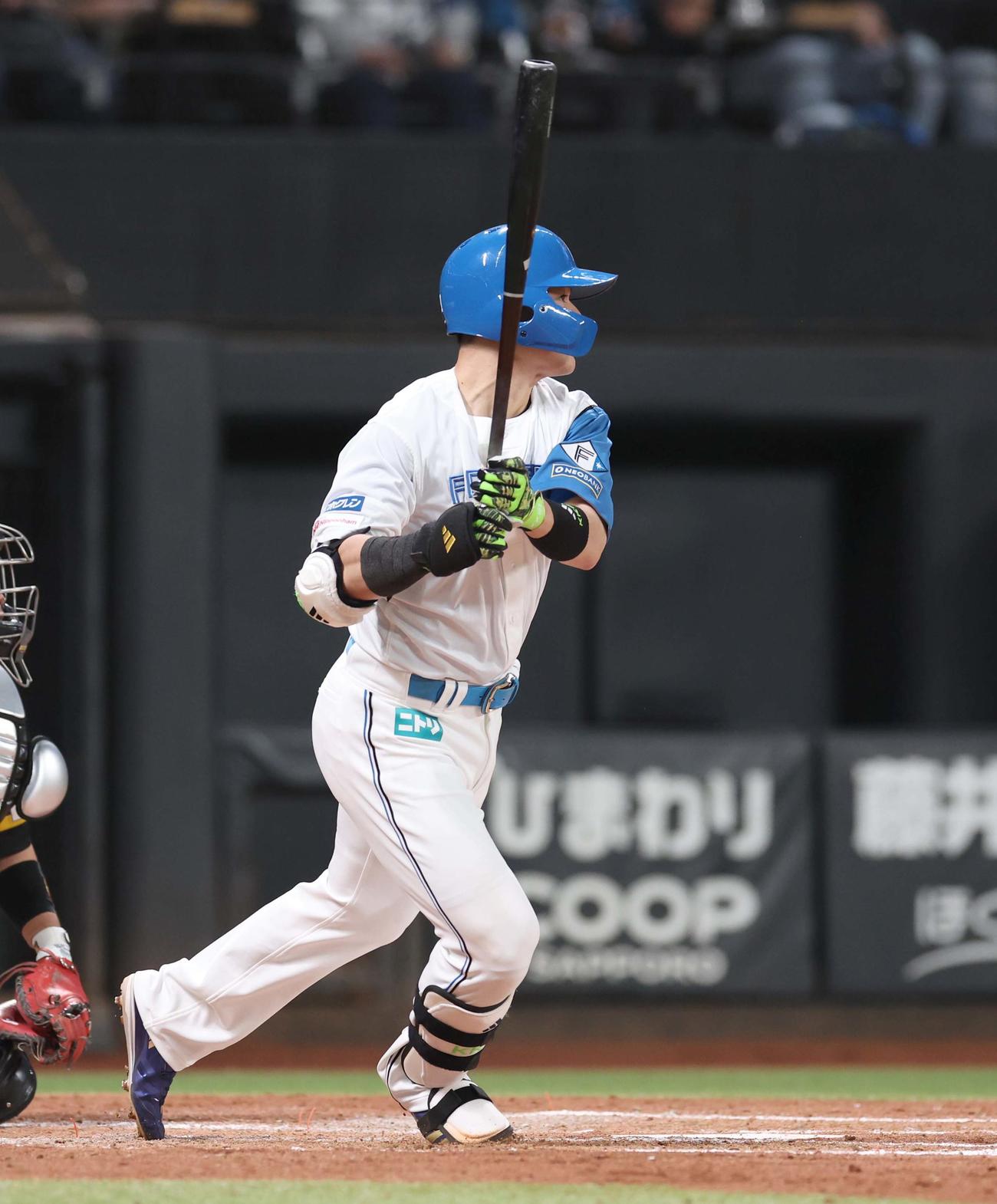 日本ハム対ソフトバンク　4回裏日本ハム1死二塁、中前適時打を放つ清宮幸（撮影・黒川智章）
