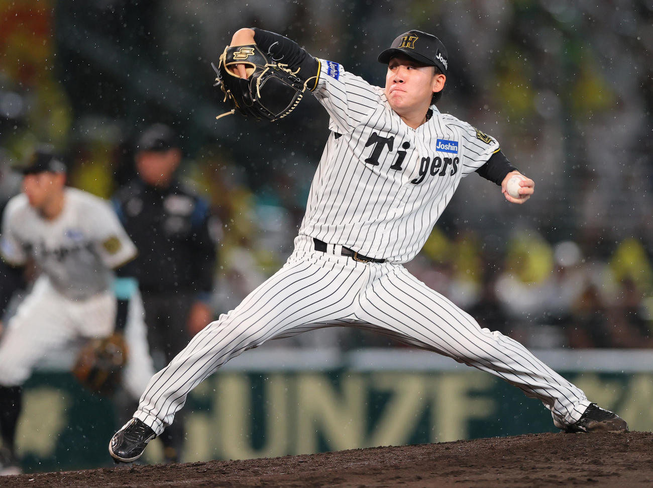 阪神対巨人　4回表巨人無死二、三塁、富田が登板する（撮影・上山淳一）