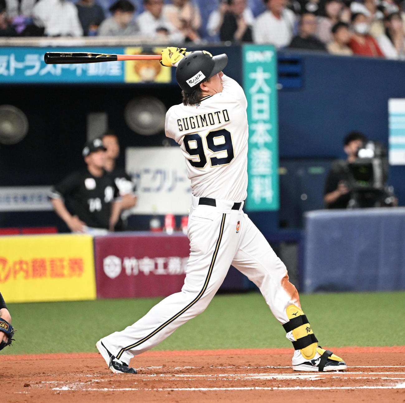 オリックス対ロッテ　6回裏オリックス1死二、三塁、中犠飛を放つ杉本（撮影・和賀正仁）