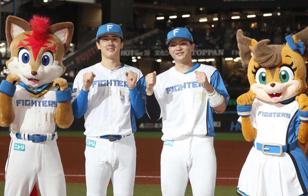 日本ハム対ソフトバンク　試合後、笑顔の北山（左）と郡司（撮影・黒川智章）