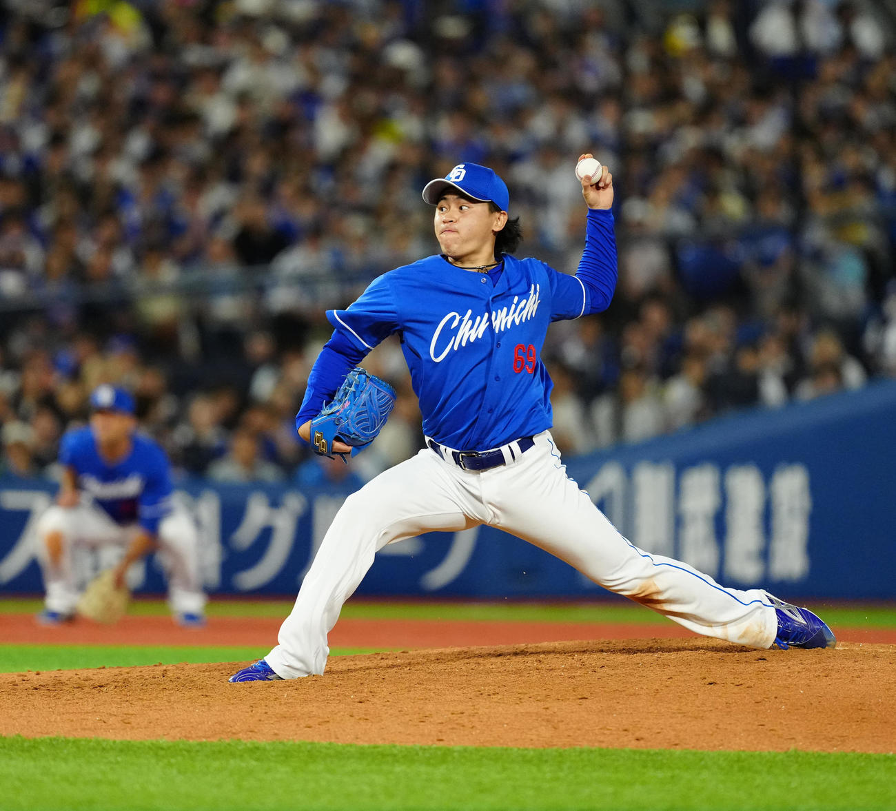 DeNA対中日　力投する中日先発の三浦（撮影・江口和貴）