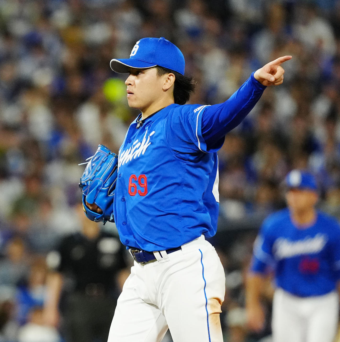 DeNA対中日　6回裏DeNA1死、桑原から空振り三振を奪った三浦（撮影・江口和貴）