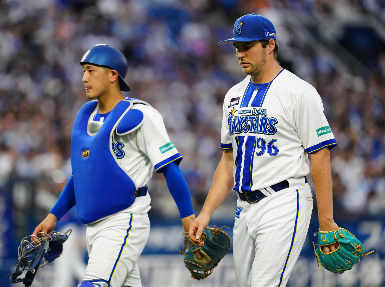 DeNA対中日　3回表終了後、厳しい表情でベンチに引き揚げるDeNA先発のバウアー（右）。左は捕手松尾（撮影・江口和貴）